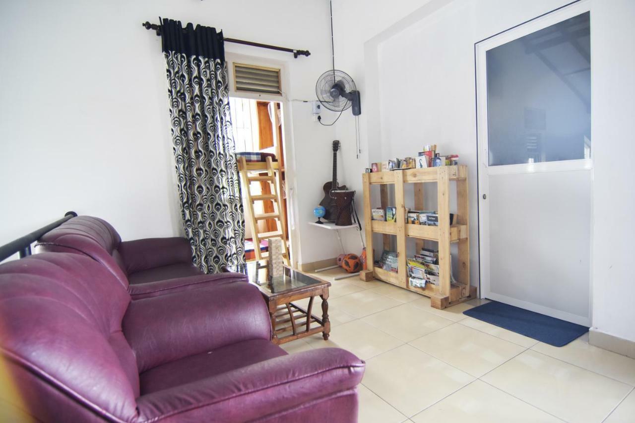 Yoyo Airport Hostel Negombo Exteriör bild